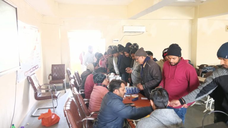 एसआईटी के हेल्थ कैंप में सौ छात्रों के स्वास्थ्य की जांच