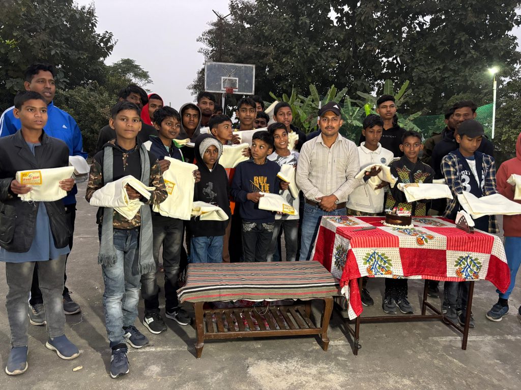 The team of Pyaro Entertainment celebrated director Dhiru Yadav's birthday at the orphanage.